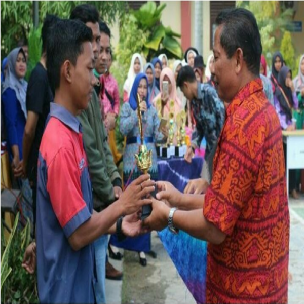 SISWA SMK NEGERI 2 PPU MEMPEROLEH THE BEST VOKAL PADA FESTIVAL HUT SMAN 2 PPU