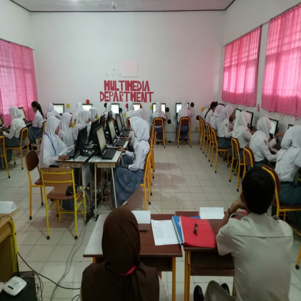 PELAKSANAAN UNBK HARI PERTAMA TAHUN PEMBELAJARAN 2016/2017