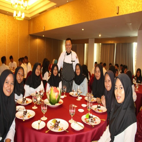 Kegiatan Pembelajaran Table Manner Jurusan Tata Boga di Hotel Grand Jatra