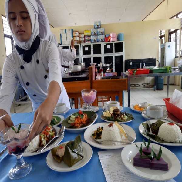 Drill siswa-siswi Tata Boga